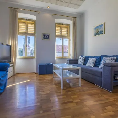 Piano Apartment *